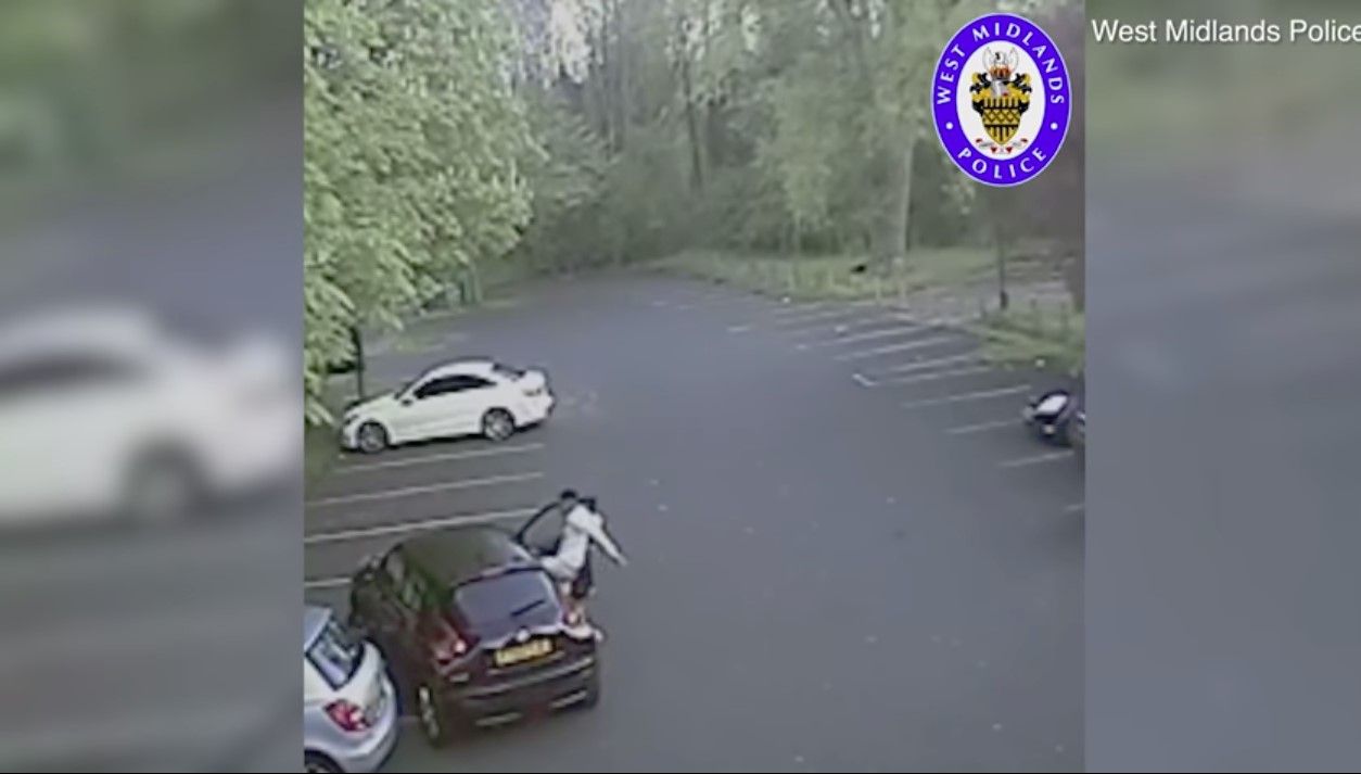Imagini șocante! Un fotbalist englez a bătut crunt o femeie în trafic