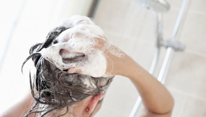 Te speli pe cap înainte de culcare? Nu mai face acest lucru. Este mai periculos decât crezi