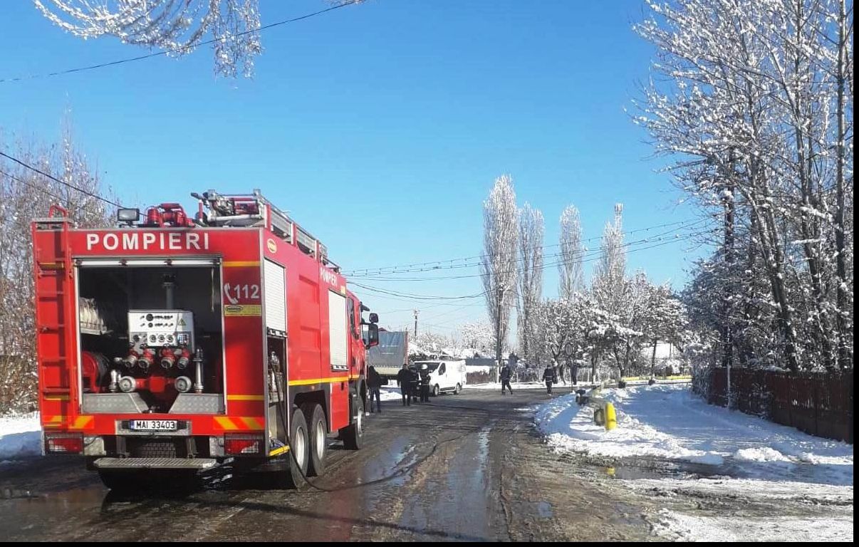 Alertă la Titu, după ce un șofer de TIR a lovit o conductă de gaze