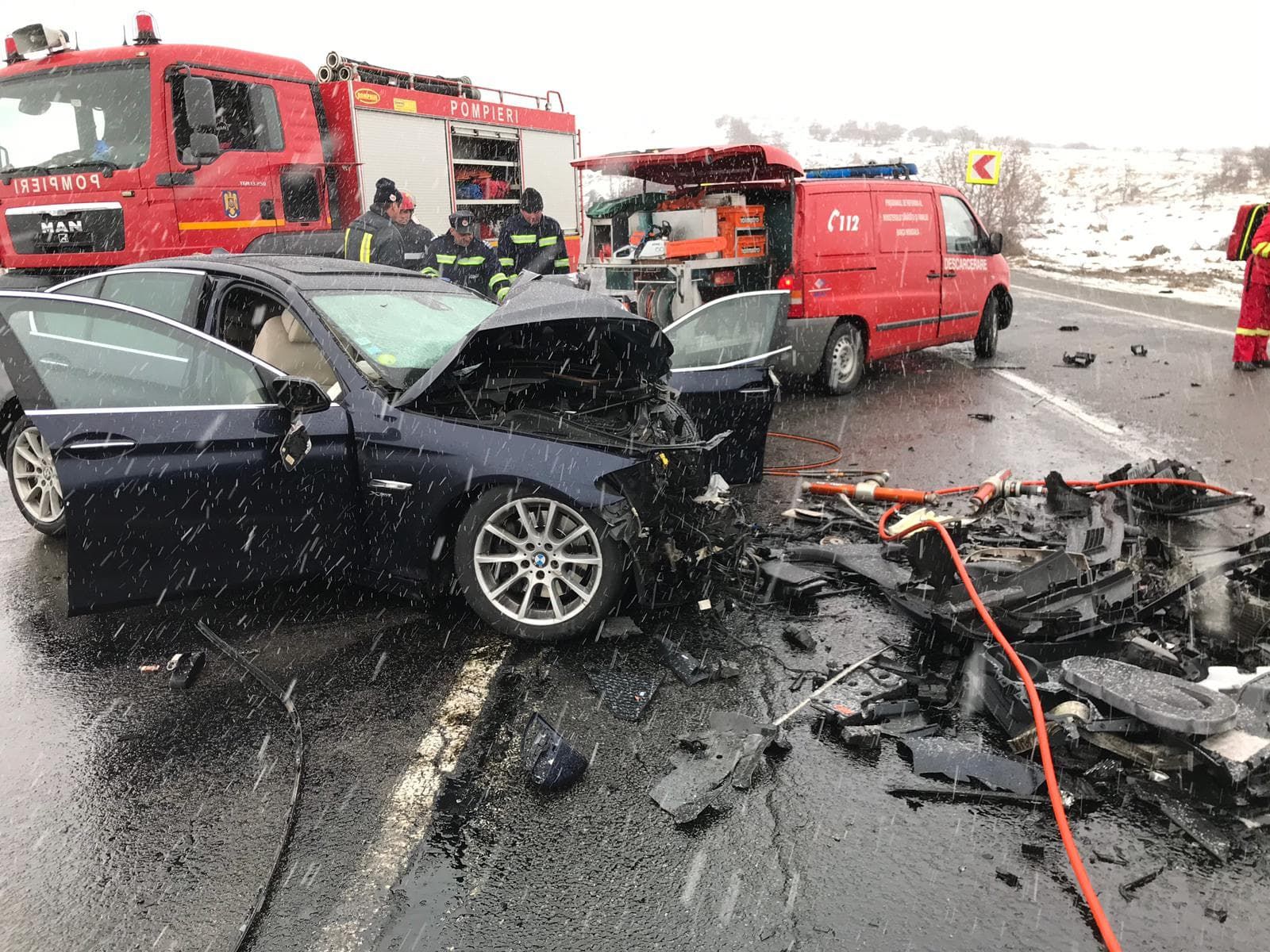 Impact devastator între o mașină și un microbuz, la Cluj: un mort, 4 răniți