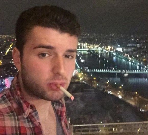 Tupeu de beizadea. A inaugurat cu mașina Podul Centenarului, deschis doar pentru pietoni