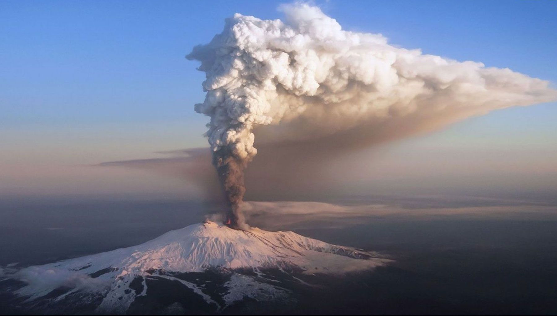 A erupt vulcanul Etna, după o serie de seisme. Traficul aerian perturbat