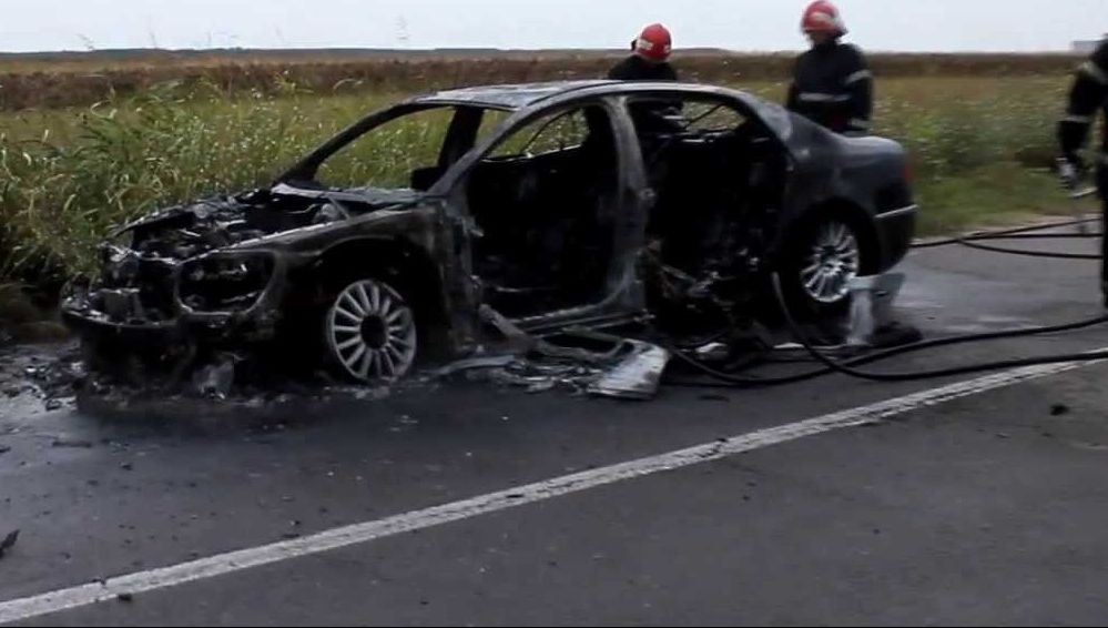 Un Volkswagen pe gaz, condus de o șoferiță, a ars ca o torță