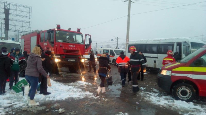 Accident grav în Prahova: Un microbuz cu 21 de persoane a intrat în coliziune cu o autoutilitară