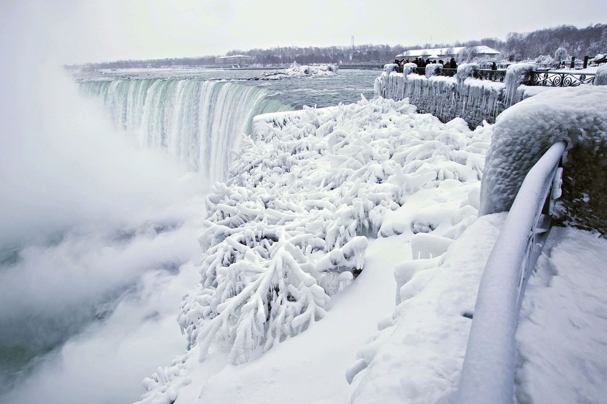 Cascada Niagara a înghețat! Imagini de poveste