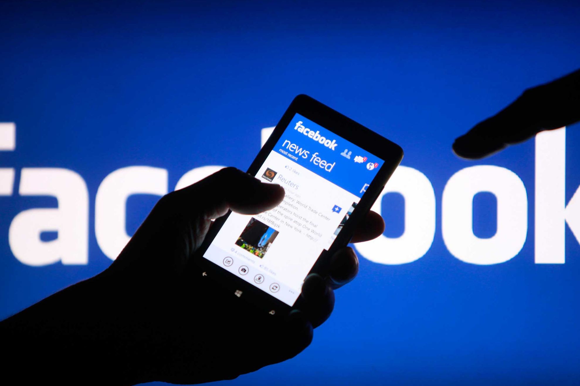 Facebook te... vede! Ce spun utilizatorii despre ceea ce face site-ul de socializare 