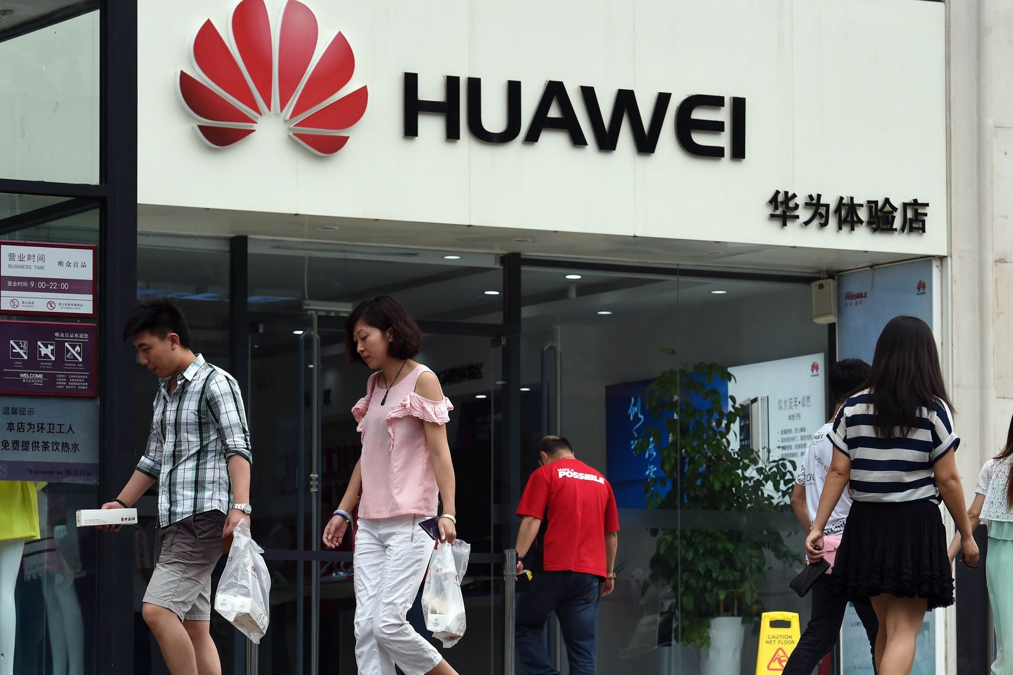 Angajații de la Huawei, sancționați pentru mesajele de Anul Nou