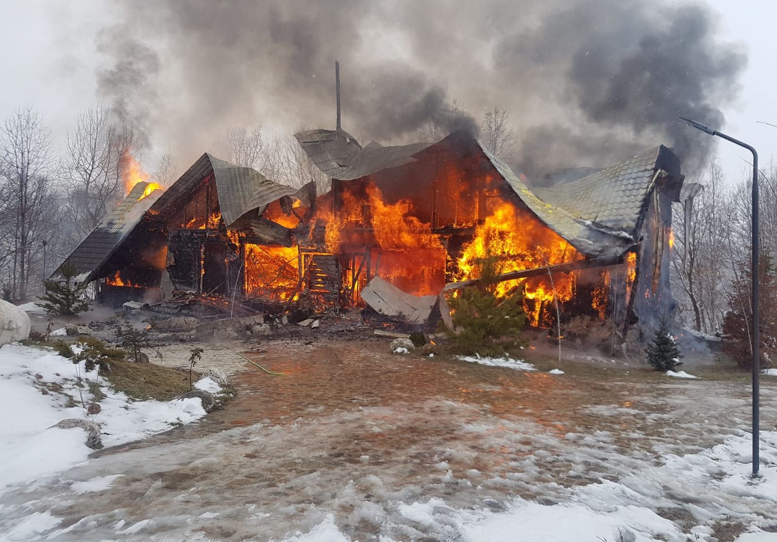 Vilă distrusă de un incendiu violent, în județul Brașov (VIDEO)