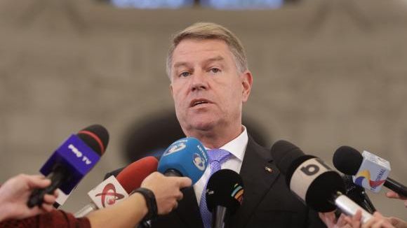 Portretul lui Iohannis: "Fălci încleștate, propoziții rare, supărarea și mânia strunite cu greu"