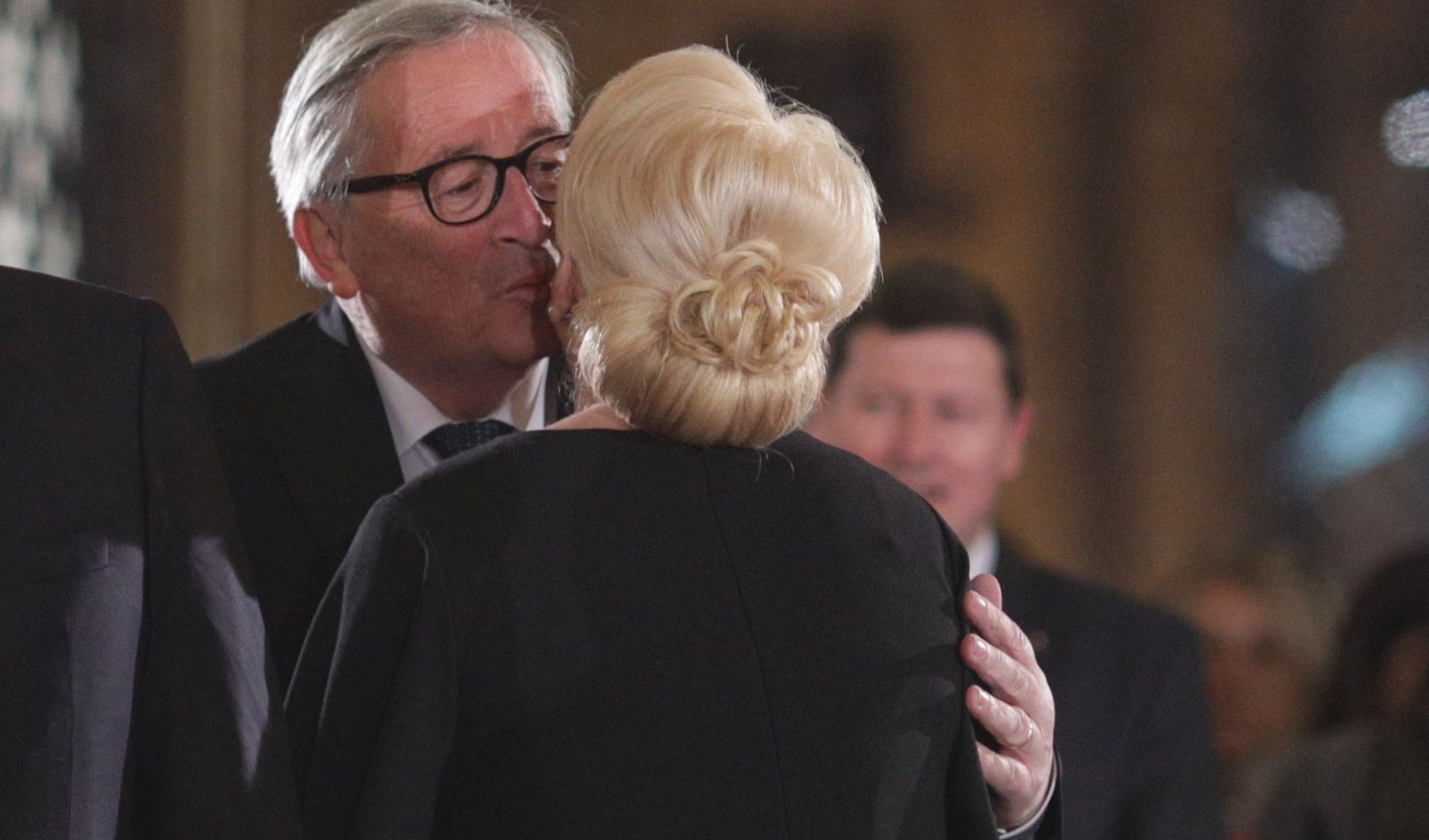 Juncker și comisarii UE, întâlniri cu Iohannis și Dăncilă. Dragnea cu valizele