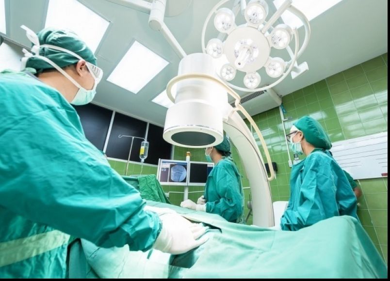 Tifon uitat de medici, în corpul unei fetițe de 11 ani, după o operație de apendicită!