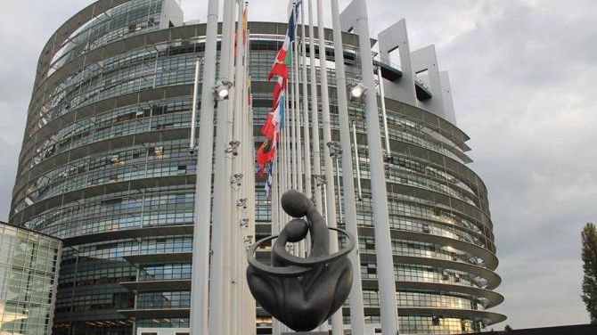 "În dictatura PSD-ALDE, libertatea de exprimare este sugrumată. Ca în '90, când veneau minerii"