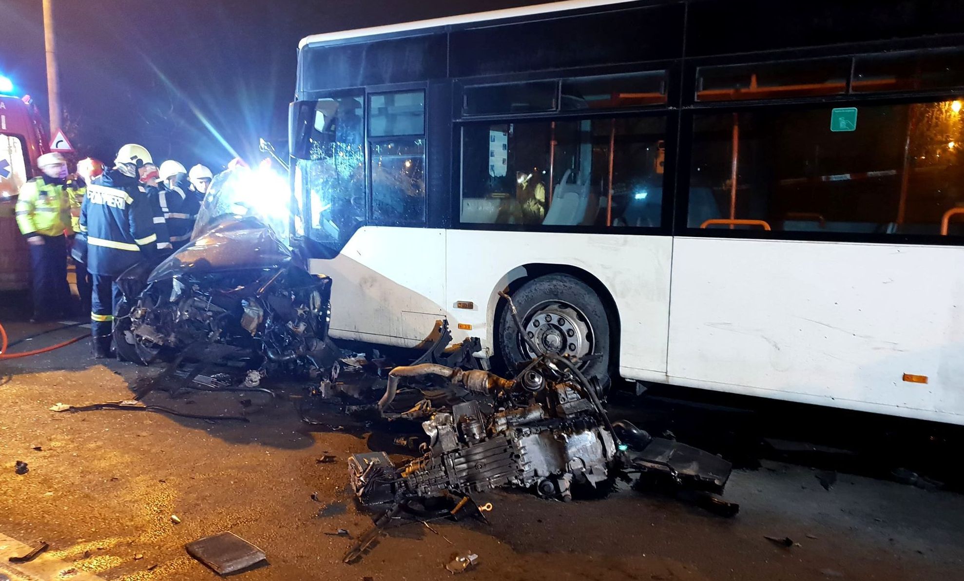 Maşină lovită de autobuz, în Capitală. Doi morţi şi un rănit