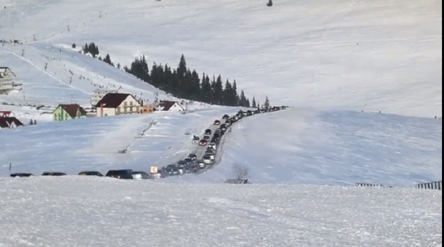 Transalpina, blocată de mașini și viscol
