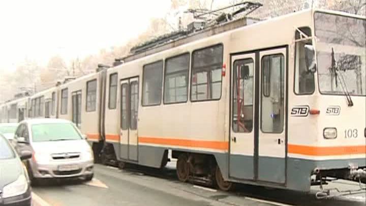 Accident mortal în Bucureşti, un bărbat a fost împins în faţa tramvaiului (VIDEO)