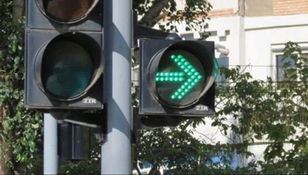 Ești obligat să mergi în dreapta sau poți și înainte? Foto/Arhivă