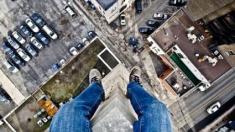 Un nou caz șocant în Capitală! S-a aruncat de pe bloc și a murit pe loc