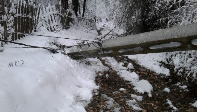 Vremea rea a lăsat mii de locuințe fără curent