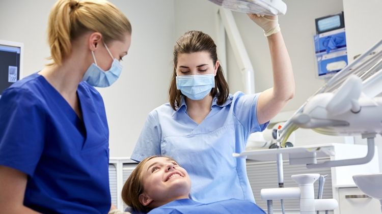Cum tratăm sensibilitatea dentară. Foto Arhivă