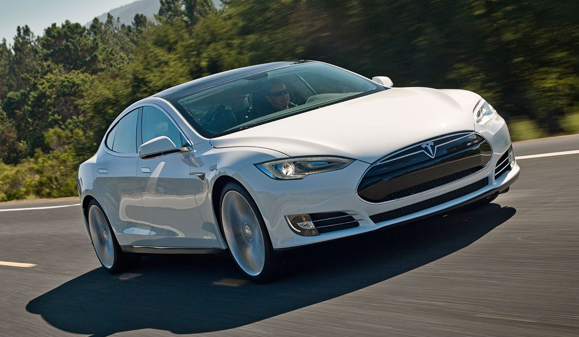 Oraşele din România în care Tesla va instala câte o staţie de încărcare rapidă Supercharger