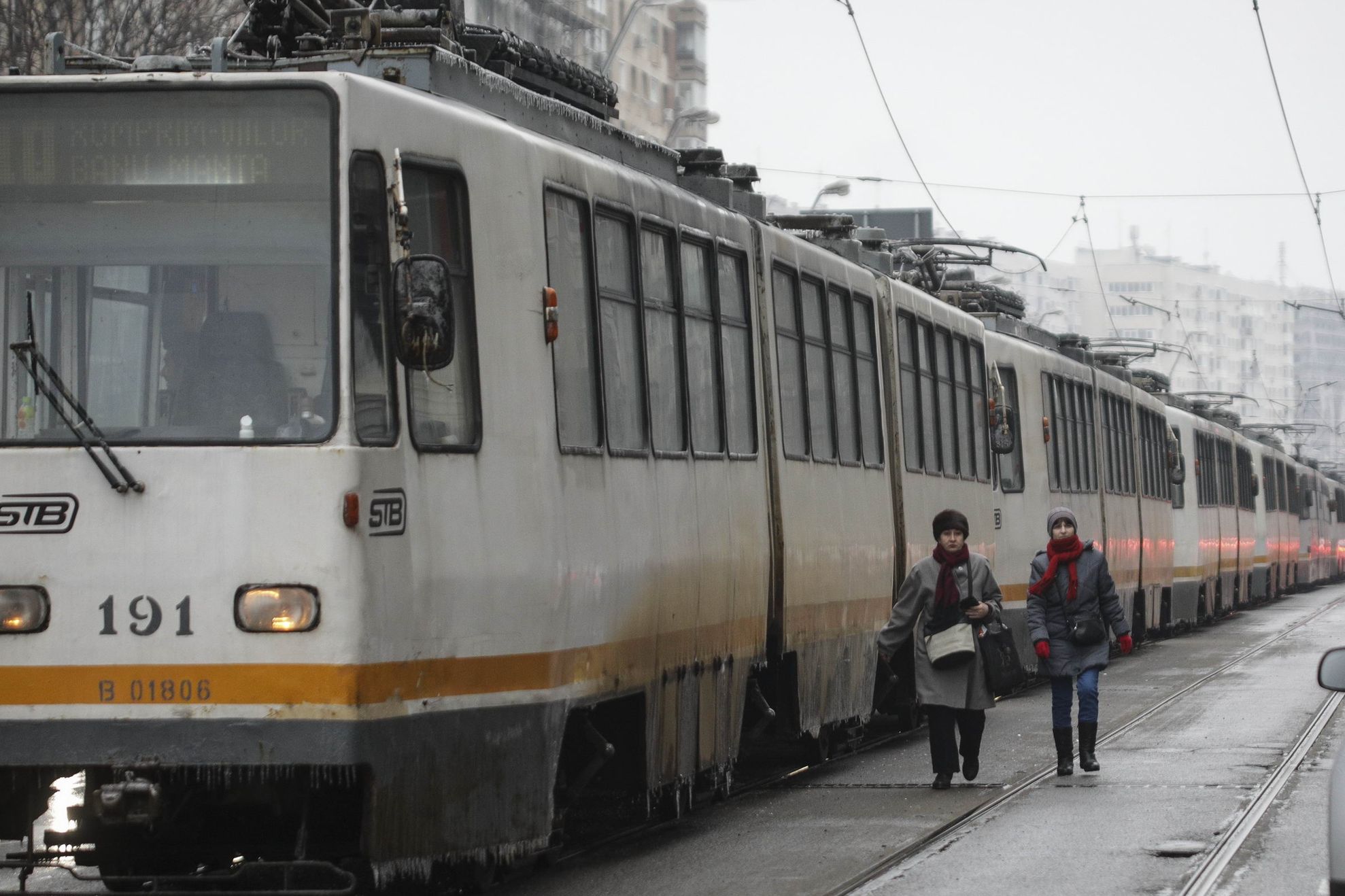 O persoană a MURIT după ce a făcut infarct în tramvai!  Traficul pe linia 25, BLOCAT, marți seară: ce măsuri a luat STB / Arhivă foto