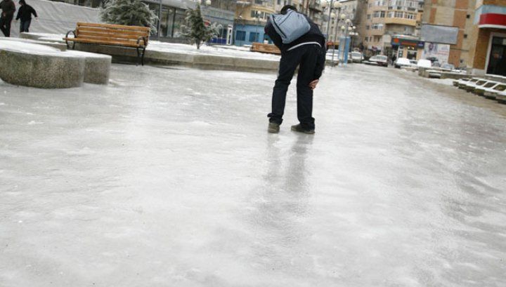 „Atenție la gheață!” Autoritățile avertizează asupra riscului de accidentări/ Arhivă foto