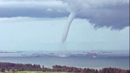 Schimbări dramatice ale CLIMEI. O tornadă a rănit peste zece persoane
