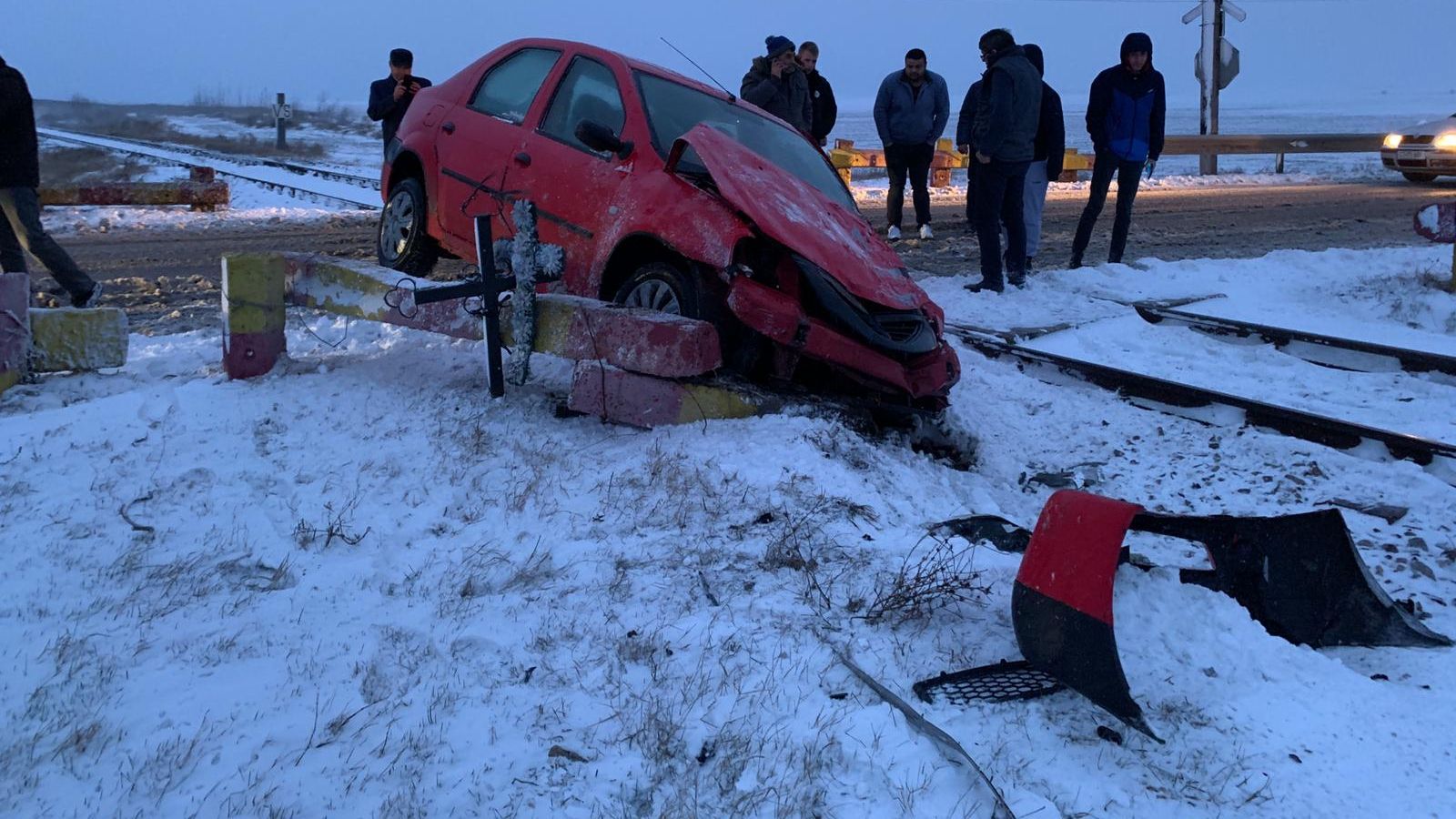 Accident grav: O maşină a fost spulberată de tren