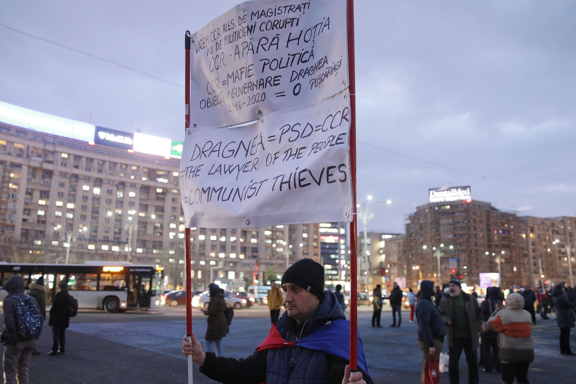 Mai mulți protestatari Rezist, ridicați de Poliție din fața Ministerului Justiției