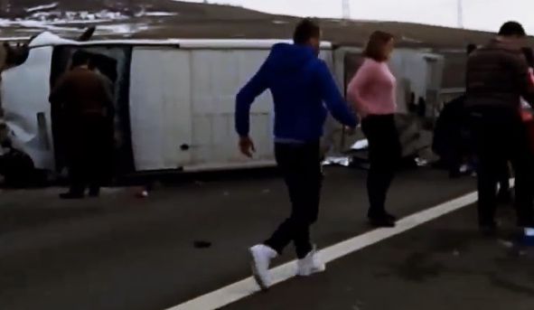 Accident cu microbuz: 11 răniți