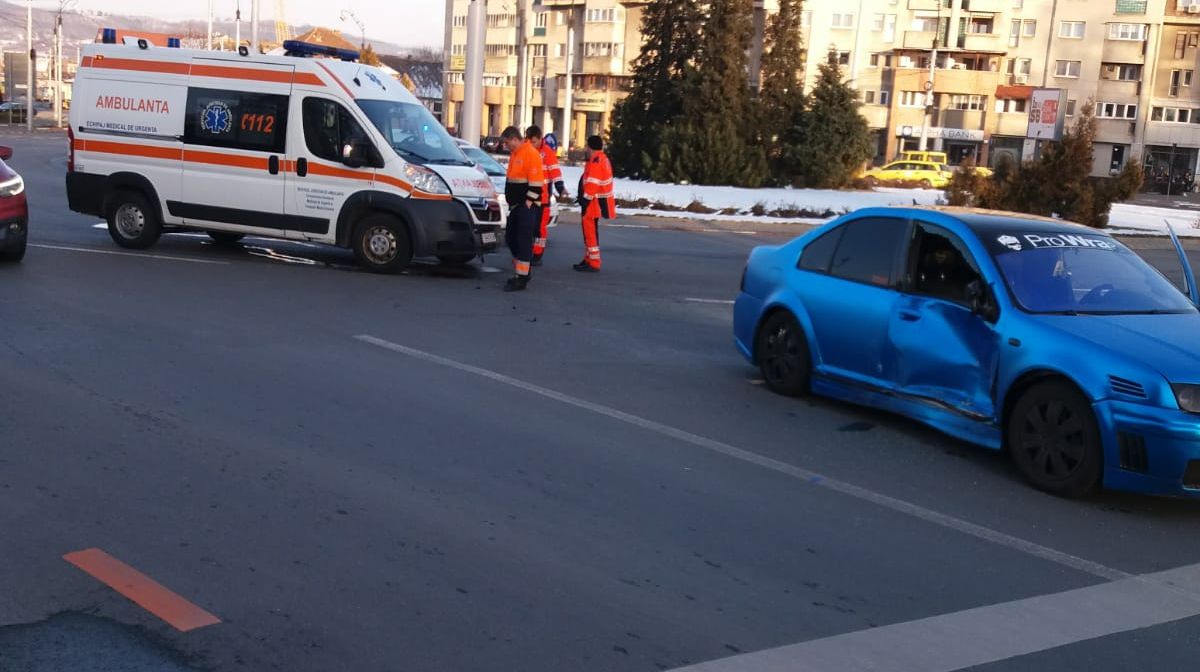 O ambulanță a fost implicată într-un accident