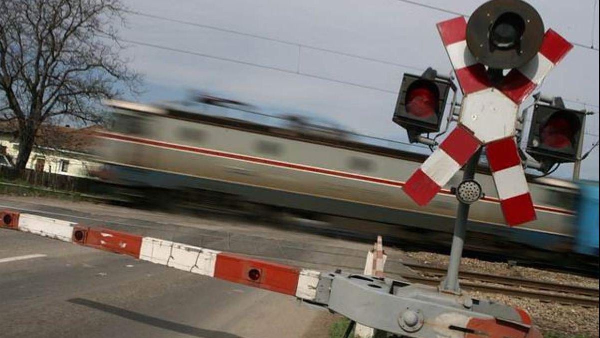 Accident GRAV cu 3 mașini la o trecere de cale ferată. Patru victime