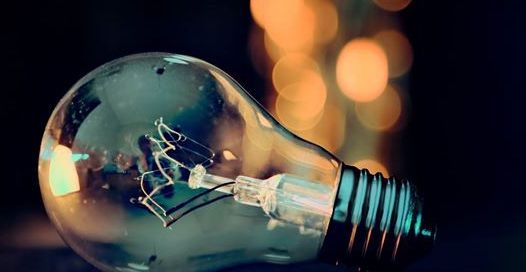 ANRE: Consumatorii casnici pot schimba contractele de energie electrică până pe 31 martie