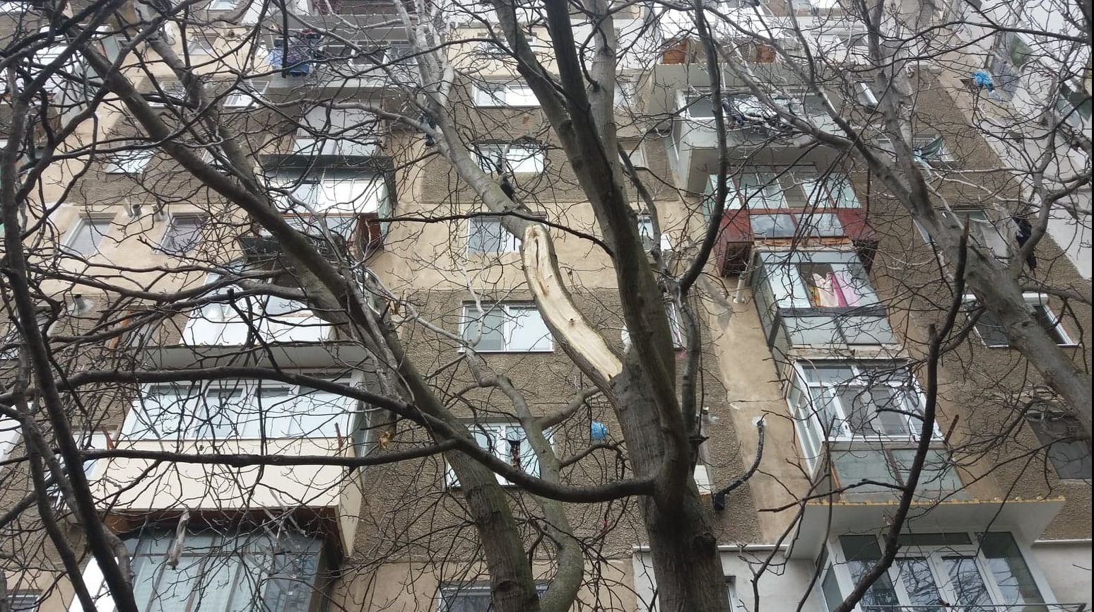 Caz bulversant la Brăila. O adolescentă a căzut de la etajul 9