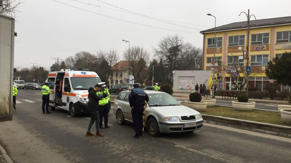 O femeie a fost lovită în plin pe o trecere de pietoni