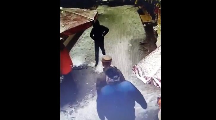 Noi IMAGINI cu bărbatul care a jefuit banca din Craiova. Poliţiştii nu l-au găsit nici acum(Video)