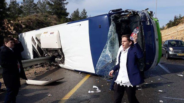 Autocar răsturnat pe autostradă. Cel puțin 2 morți și 41 răniți