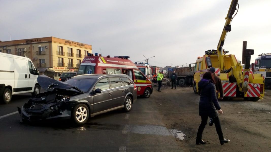 Accident în lanț, la Bistrița-Năsăud: 4 mașini spulberate, 8 victime