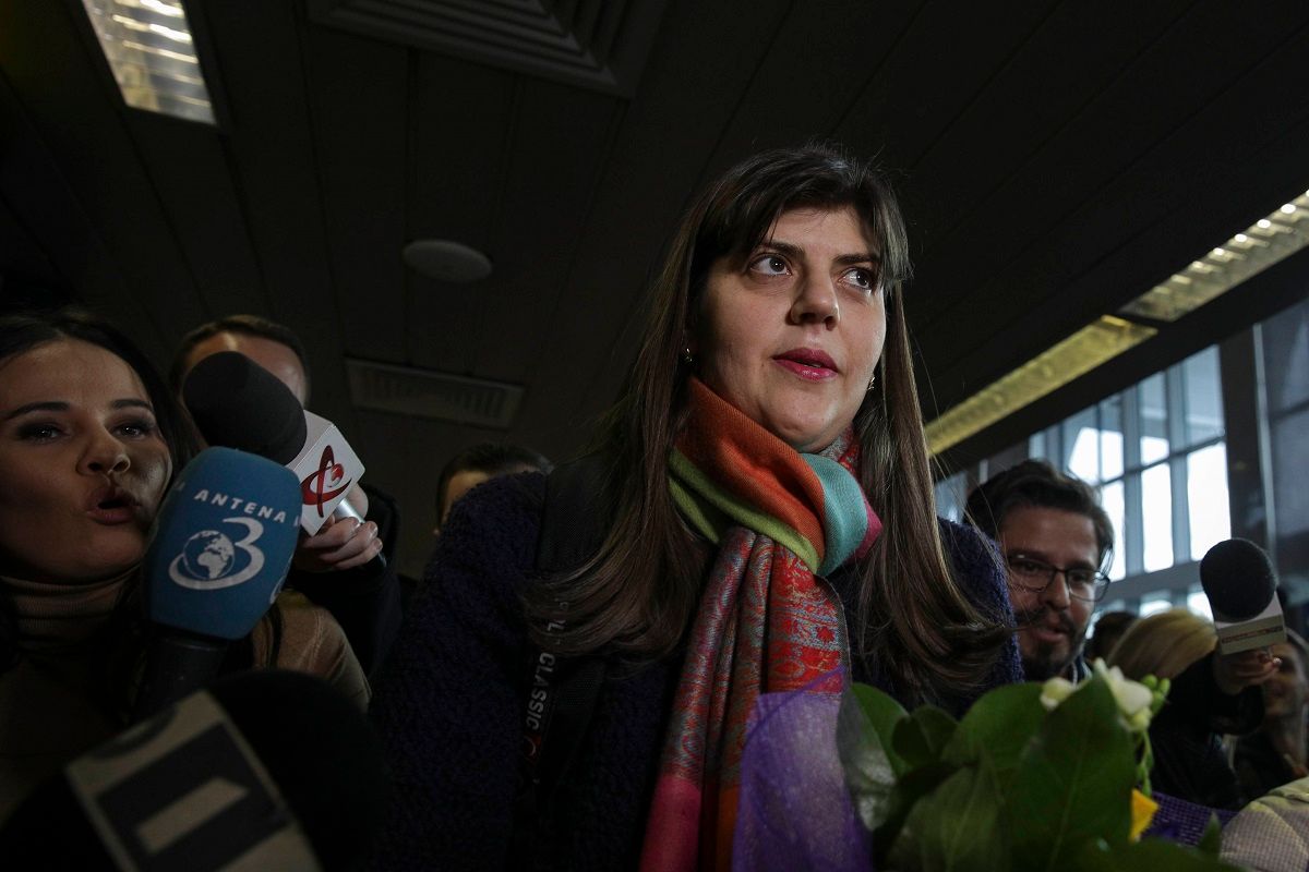 Kovesi a revenit în țară. Nebunie la aeroport! Primele reacții și imagini