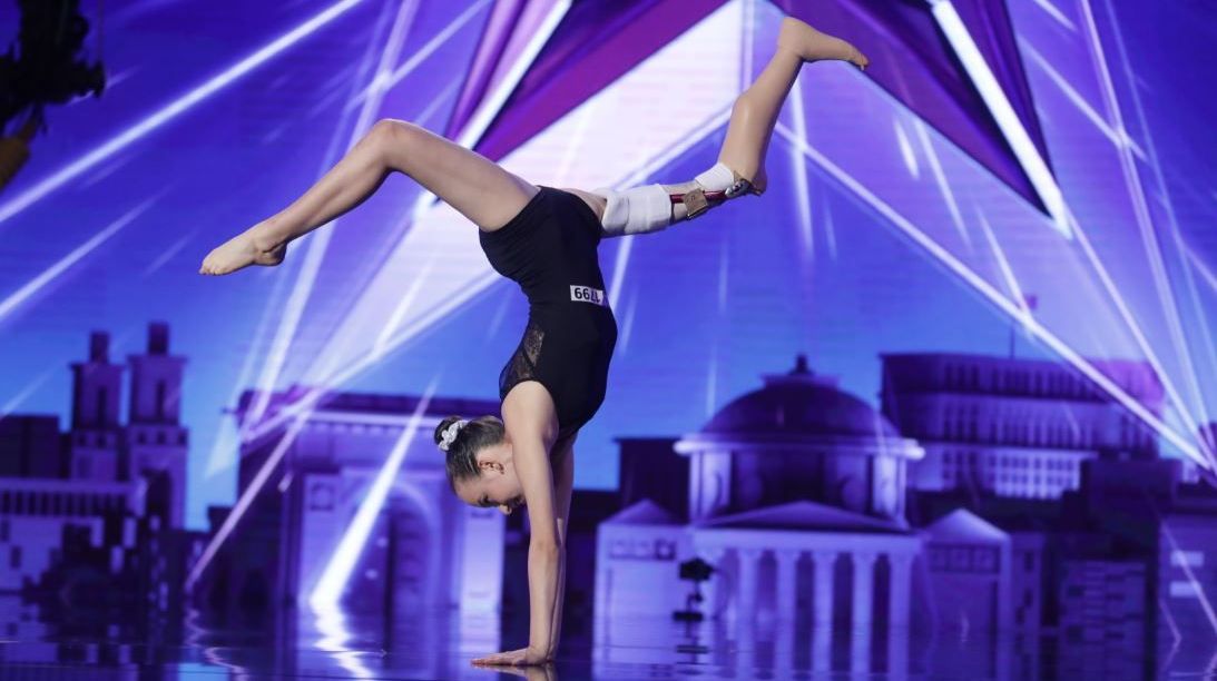 ROMÂNII AU TALENT. Îți dau lacrimile! Ema are piciorul amputat, însă nu renunță la gimnastică 