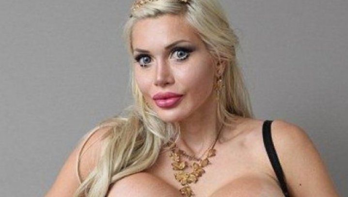 Şi-a scos 6 coaste pentru a arăta ca Femeia Fantastică. Transformarea, şocant de ireală!