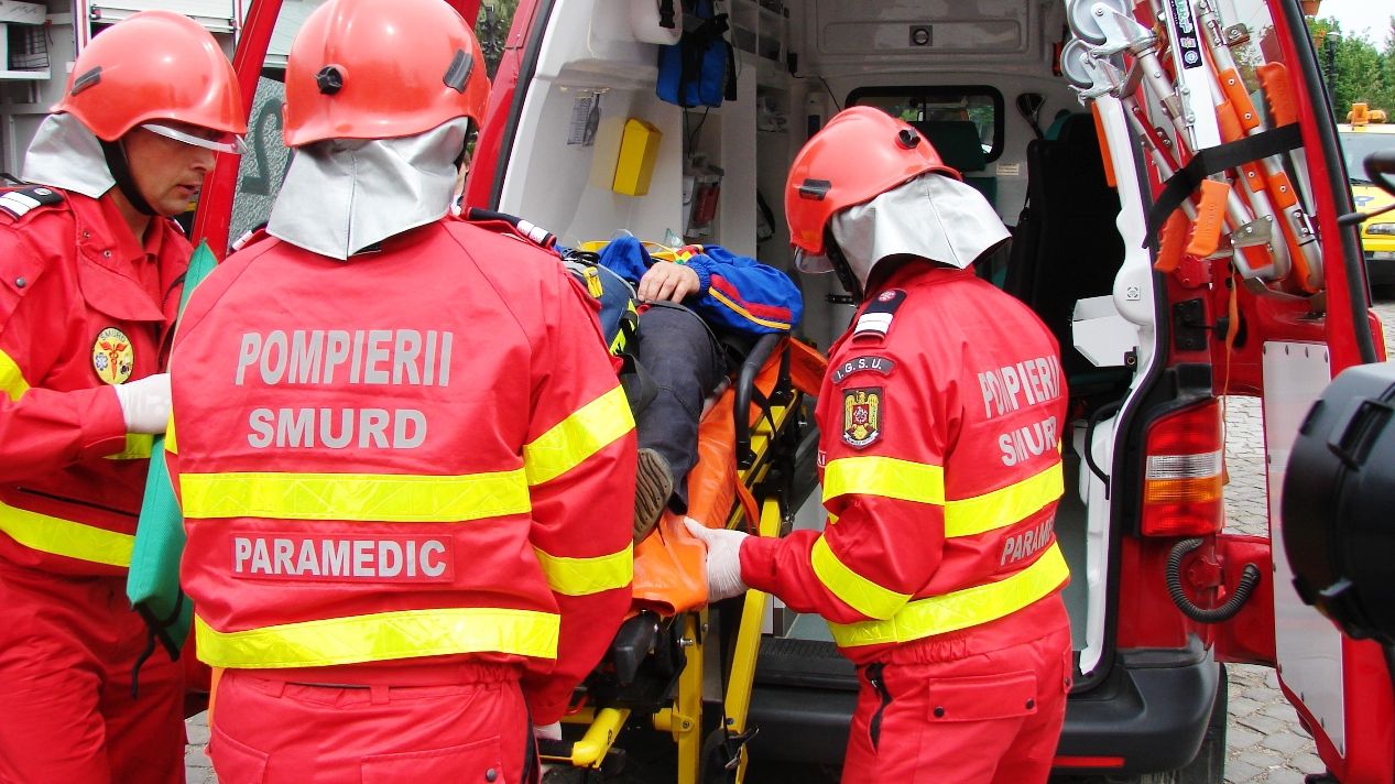 Accident grav în Alba: A intrat cu maşina într-un cap de pod