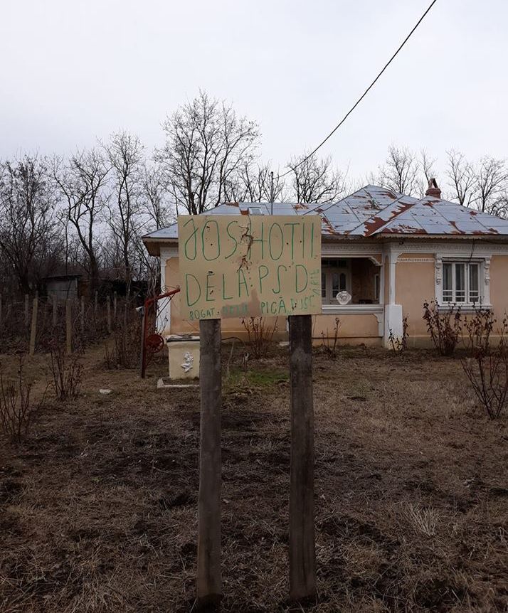 Poza zilei! Un teleormănean și-a pus în curte pancartă anti-PSD