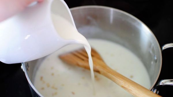 A consumat, zilnic, 3 linguri de lapte cu usturoi. Rezultatul i-a uimit până şi pe medici!