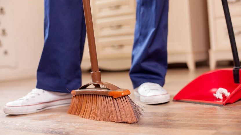  Ce să pui în apa în care speli mătura murdară. Se va dezinfecta în doar 5 secunde