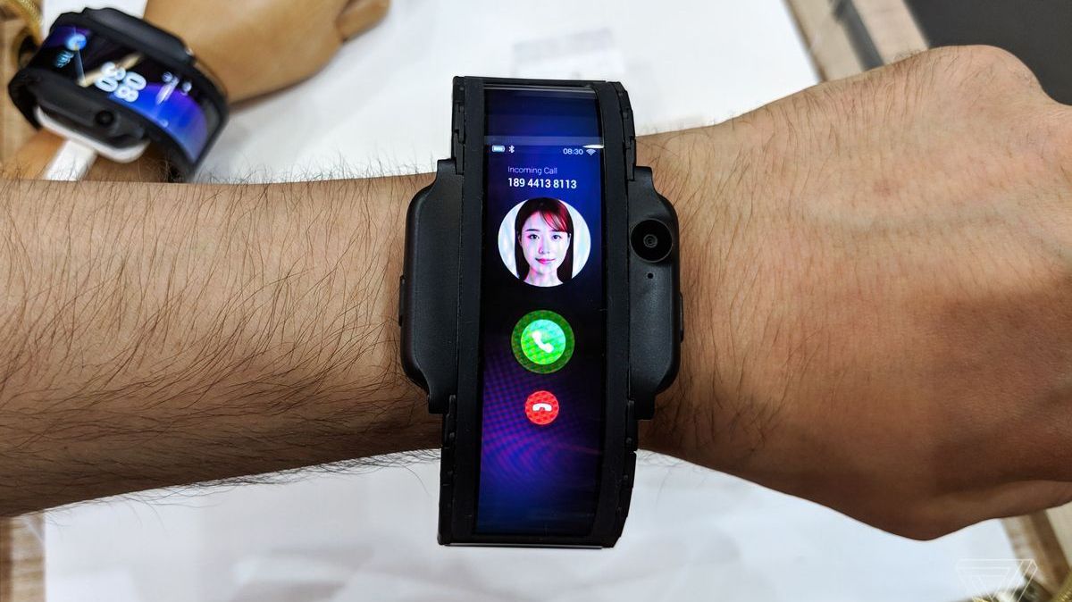 A apărut smartphone-ul care se poartă la încheietură