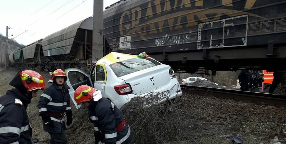 Taxi spulberat de tren, în judeţul Mehedinţi, un mort şi un rănit grav