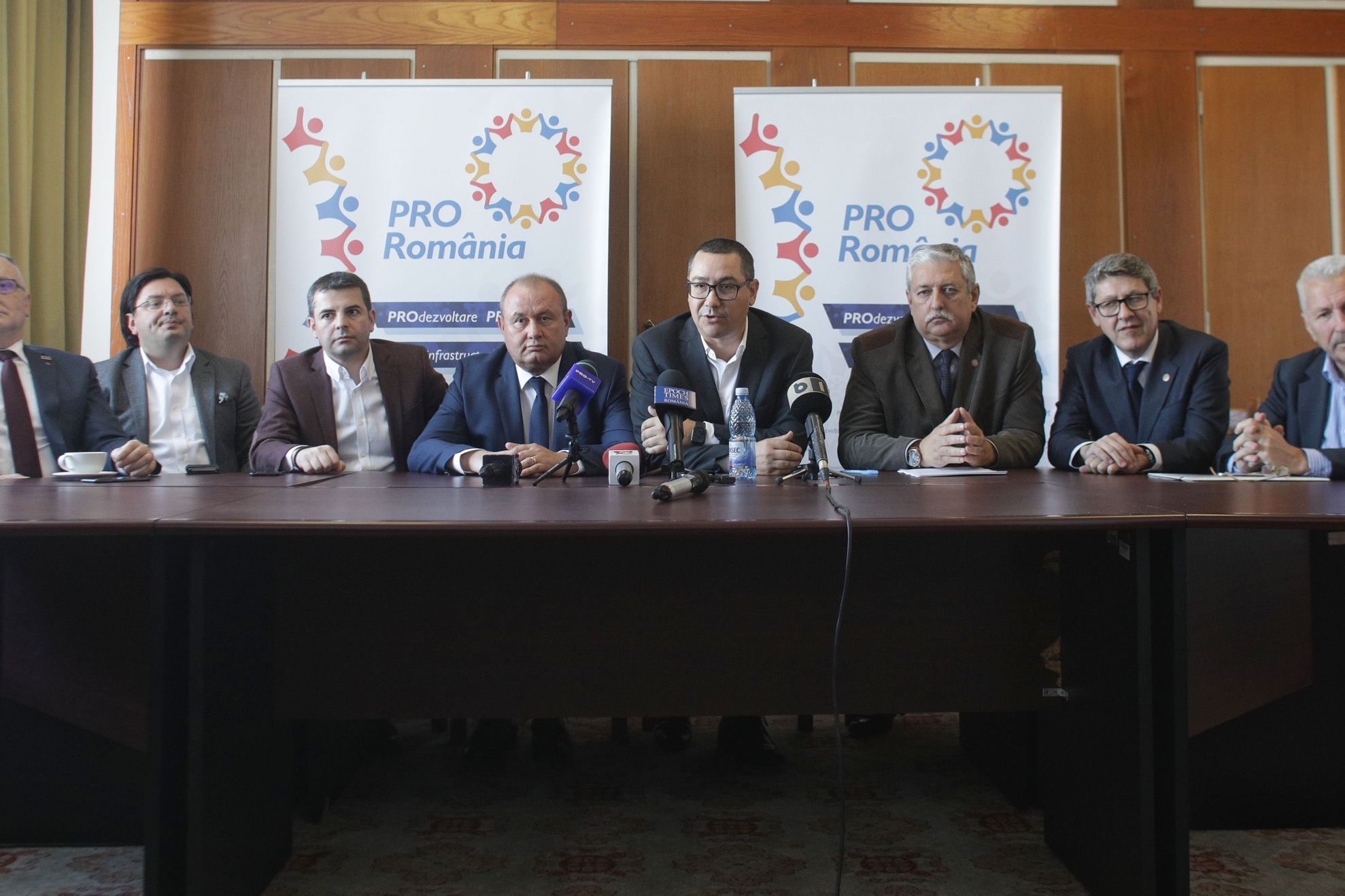 Ponta și-a făcut grup parlamentar