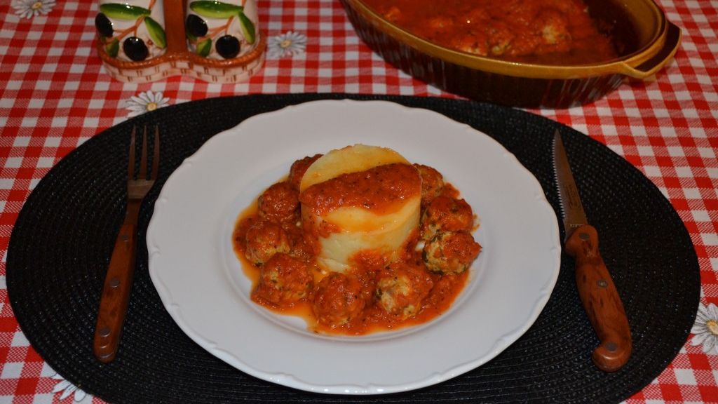 Chifteluțe de curcan în sos de roșii cu busuioc. O bunătate!