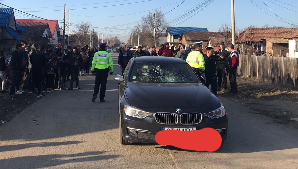 Dosar penal după ce trei tineri au fost agresaţi în trafic de un grup de romi